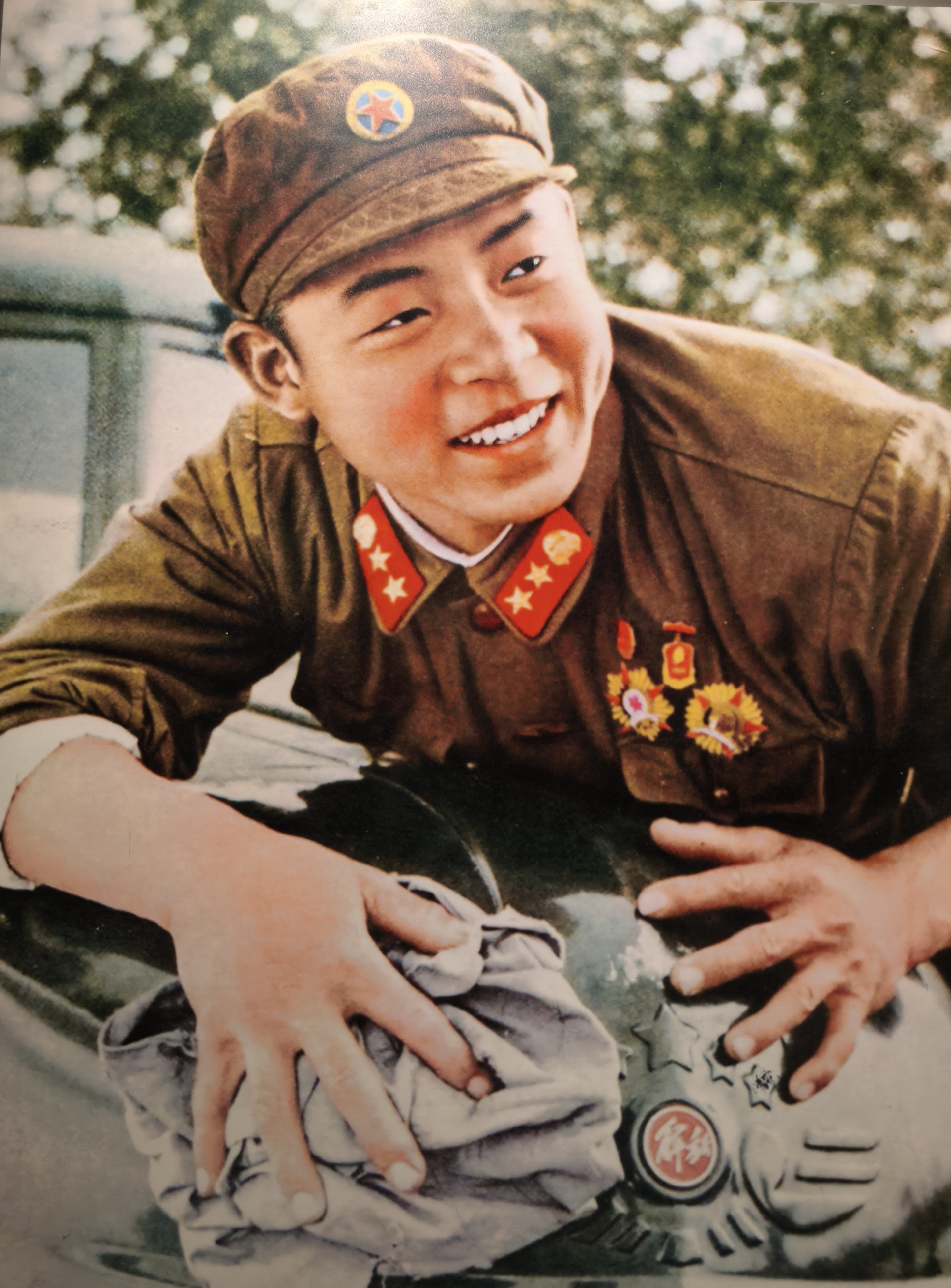 用雷锋精神建校育人